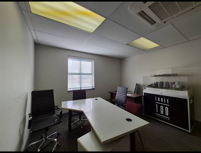 54M² OFFICE TO LET IN DUNKELD WEST